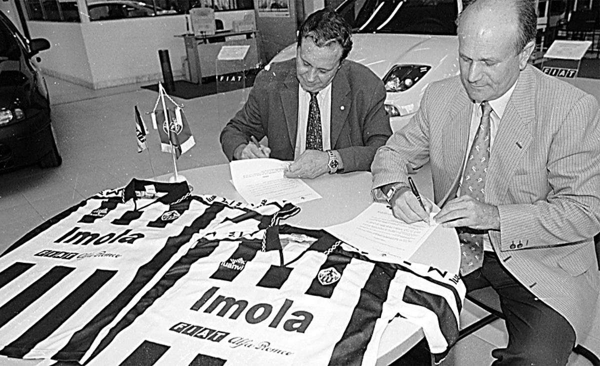 Martirián, firmando el acuerdo de esponsorización de las camisetas del Castellón junto a Toni Bonet en el año 1998.