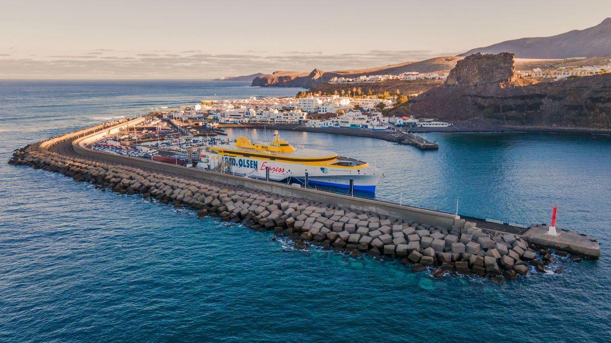 El Bañaderos Express, atracado en el Puerto de Las Nieves, en Agaete (Gran Canaria).