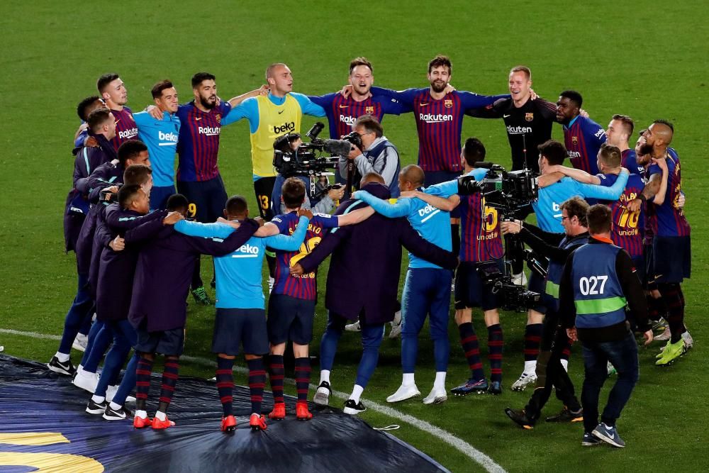 Los jugadores del Barcelona celebran el título.