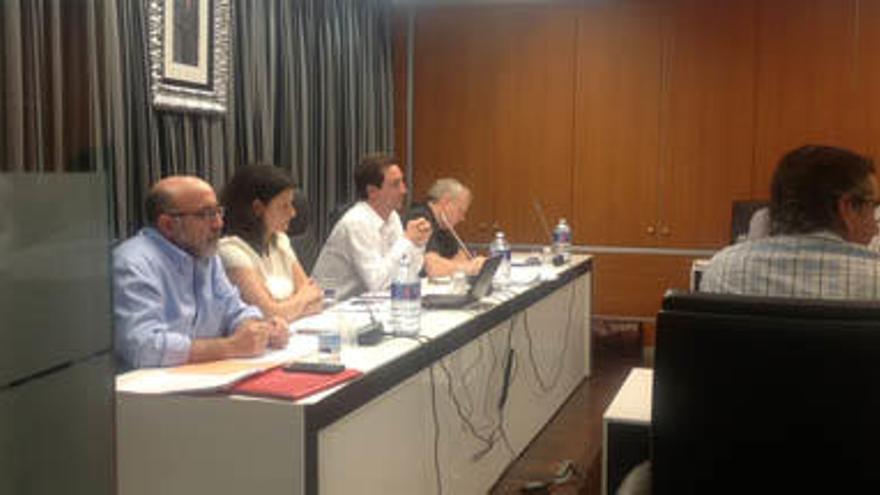 El alcalde de Riba-roja, Robert Raga -en el centro con camisa blanca- escucha con atención las intervenciones de las otras corporaciones municipales.
