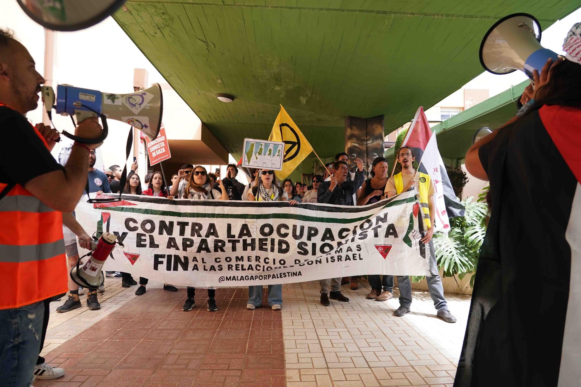 Estudiantes se manifiestan por la facultades de la Universidad de Málaga contra la guerra en Gaza y en favor de Palestina.

