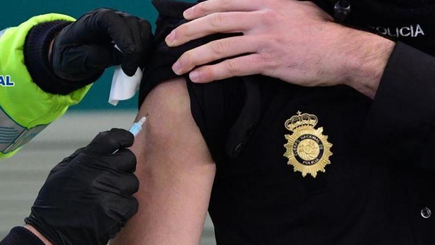 Un centenar de policías nacionales de Zaragoza no pueden pedir cita para vacunarse