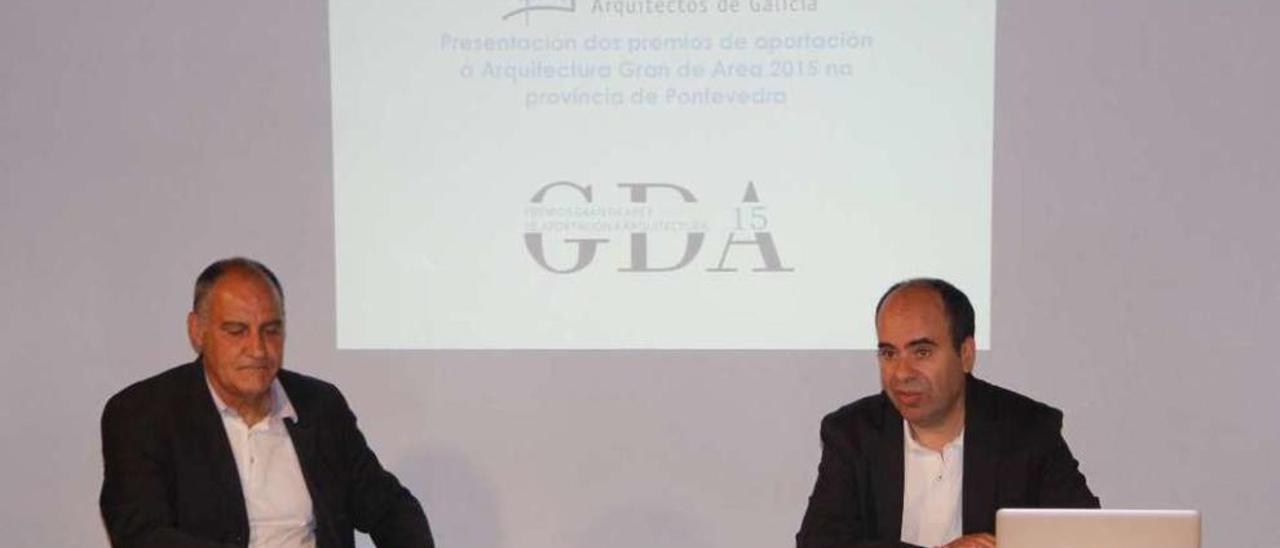 Los presidentes de los colegios de arquitectos de Pontevedra y Vigo presentaron los premios. // S. A.