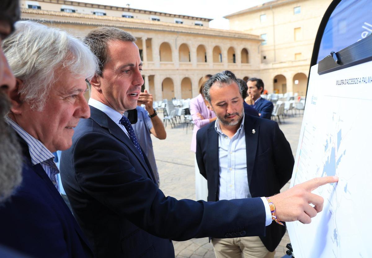 Llorenç Galmés contemplando el mapa del plan de mejora de los accesos a Palma