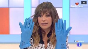 La presentadora Mariló Montero ensenya els protocols de seguretat de l’Ebola.
