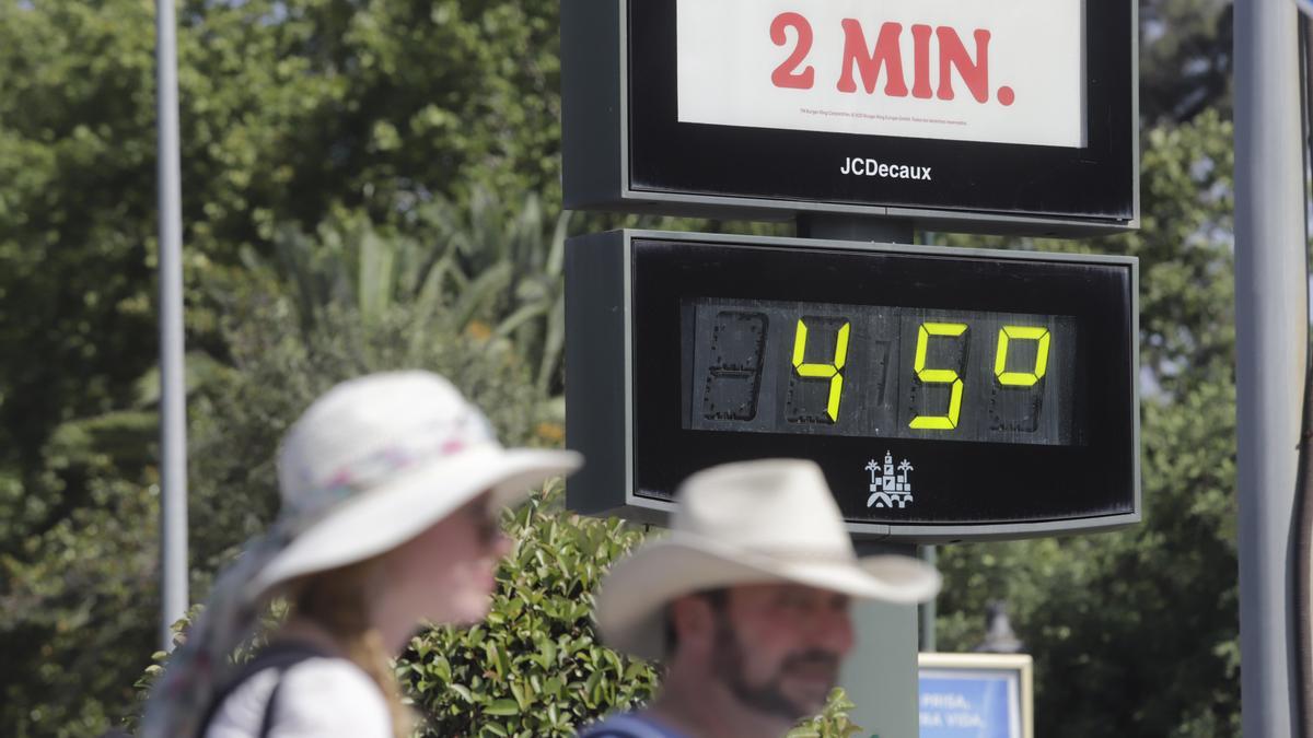 Un termómetro marca 45 grados en Córdoba capital, en una imagen de archivo.