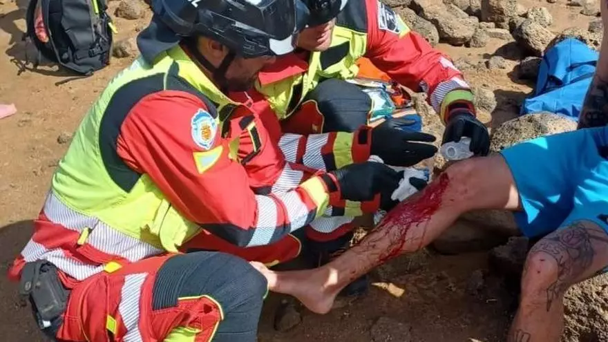 Oleaje en la playa de Los Charcones