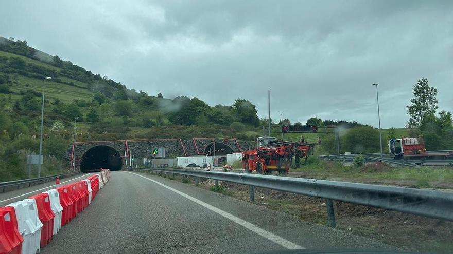 Atención a las restricciones de tráfico en la autovía a-64 en Villaviciosa: cerrado por obras uno de los tubos de los  túneles de Fabares