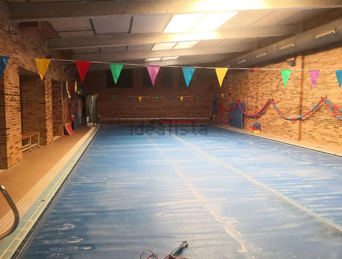 Piscina del edificio situado en el barrio Campamento de Paterna.