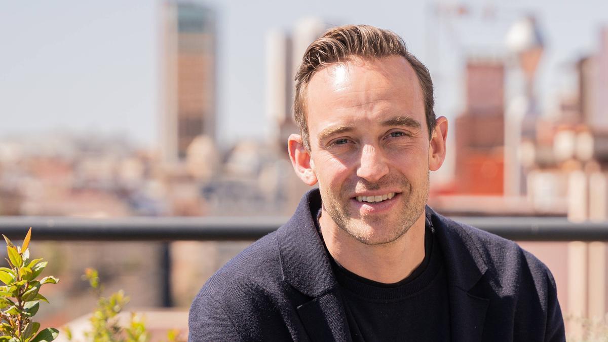 El escritor suizo Joël Dicker, en Barcelona, donde ha presentado su novela 'Un animal salvaje'.