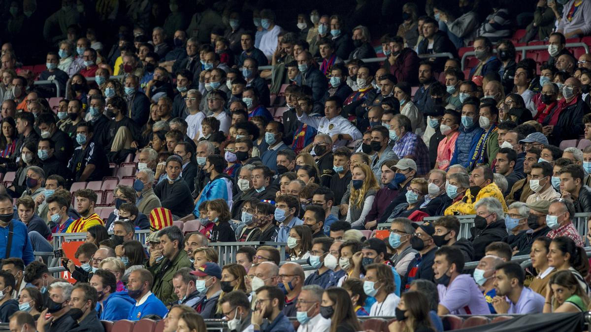 Un Camp Nou molt lluny del ple i amb moltes samarretes de Messi