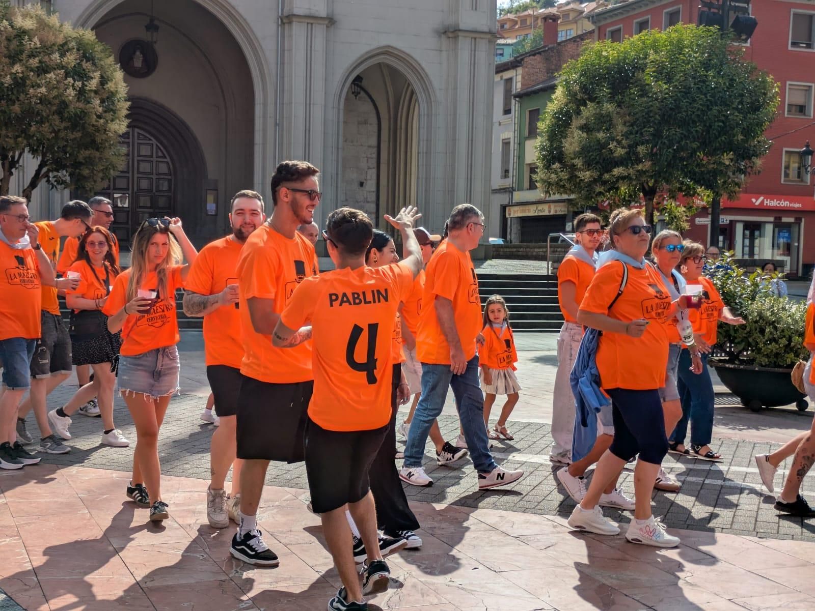 Jira y reparto del bollo en las fiestas de Santiago en Sama de Langreo