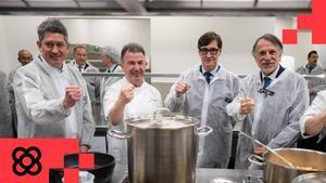 El alcalde de LHospitalet, David Quirós; Martín Berasategui, el presidente de la Generalitat, Salvador Illa, y el presidente de Grupo Planeta y Atresmedia, José Creuheras, durante la presentación del Barcelona Culinary Hub by Martín Berasategui, este martes.