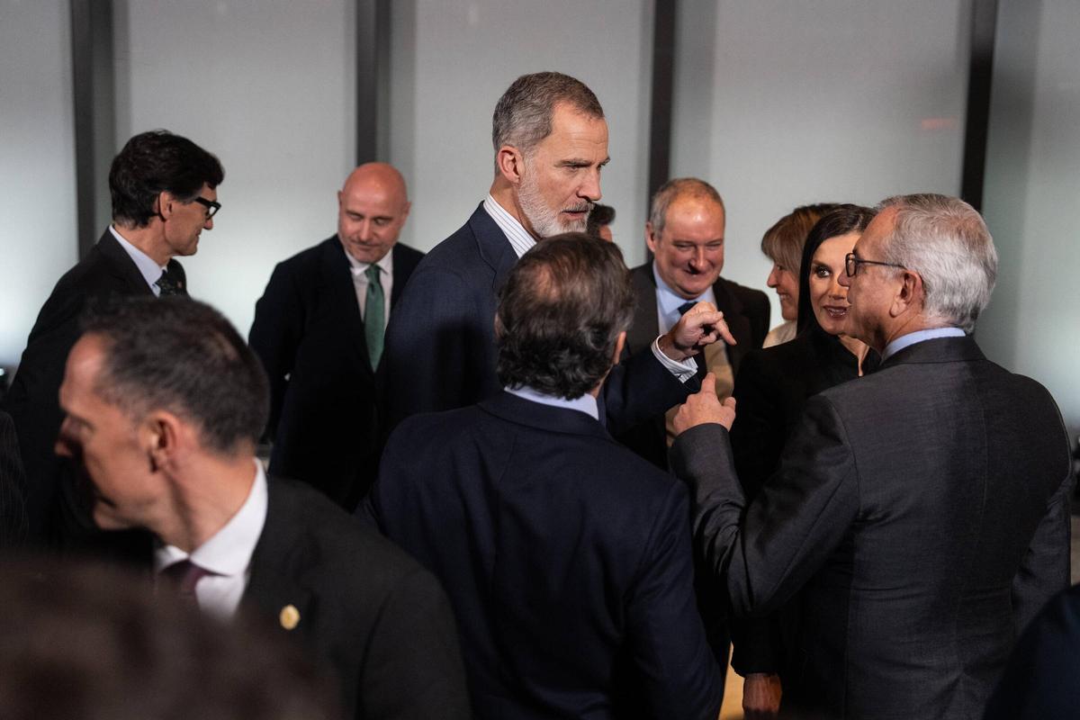 Los Reyes Felipe y Letizia durante la inauguración de la segunda torre de la compañía Puig, en LHospitalet de Llobregat.