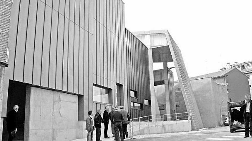 Antonio Trevín, a la izquierda, y Claudio Escobio, durante su visita a la recién estrenada plaza de Najosa, en Nava.