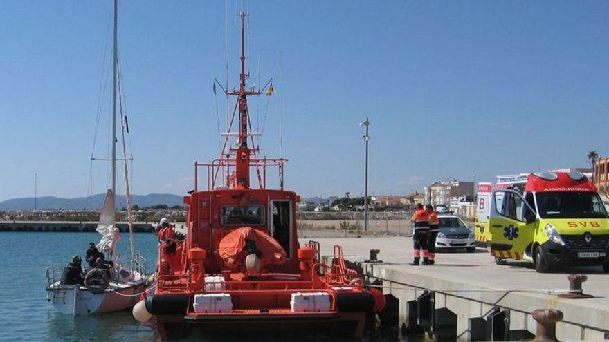 Rescatan desnutrido a un hombre que llevaba seis días a a la deriva en Vinaròs