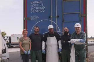 Sacrificios sin salir de la aldea: el matadero móvil atiende concellos sin esta instalación