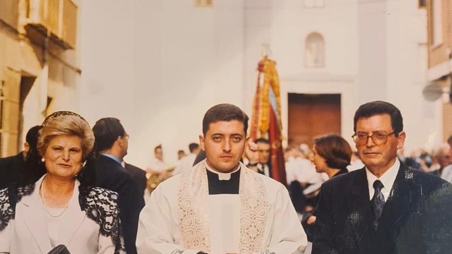 Imágenes de la trayectoria sacerdotal de Vicent Borja al cumplirse 25 años de su ordenación sacerdotal