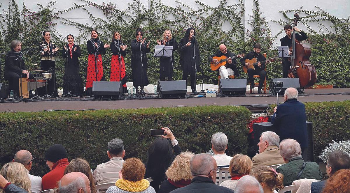 Zambomba flamenca en la Casa de las Campanas durante el Festival de los Patios de Córdoba.