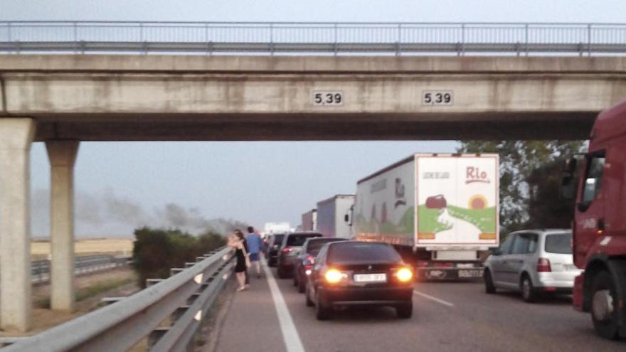 El incendio de un camión provoca retenciones de más de tres horas en la A-6