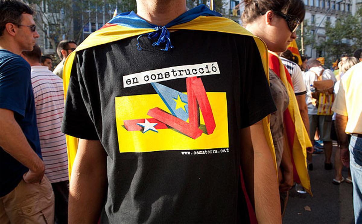 Los manifestantes han acudido a la manifestación con camisetas de todo tipo con mensajes a favor de la independencia