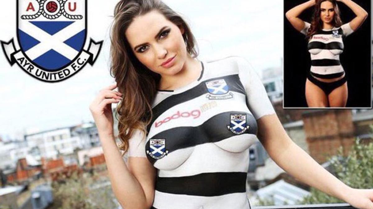 La modelo polaca Ava Sovisl, con la 'camiseta' del Ayr United