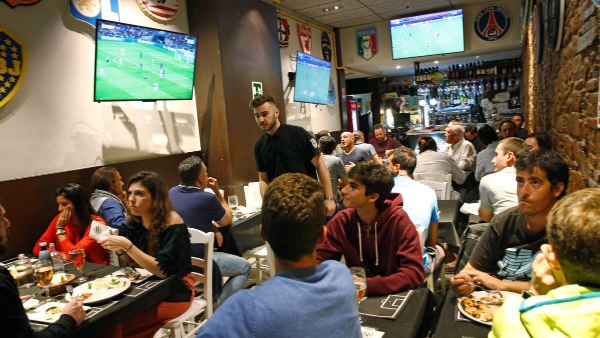 LaLiga pincha en los bares: ningún operador puja por los derechos de televisión en hostelería.