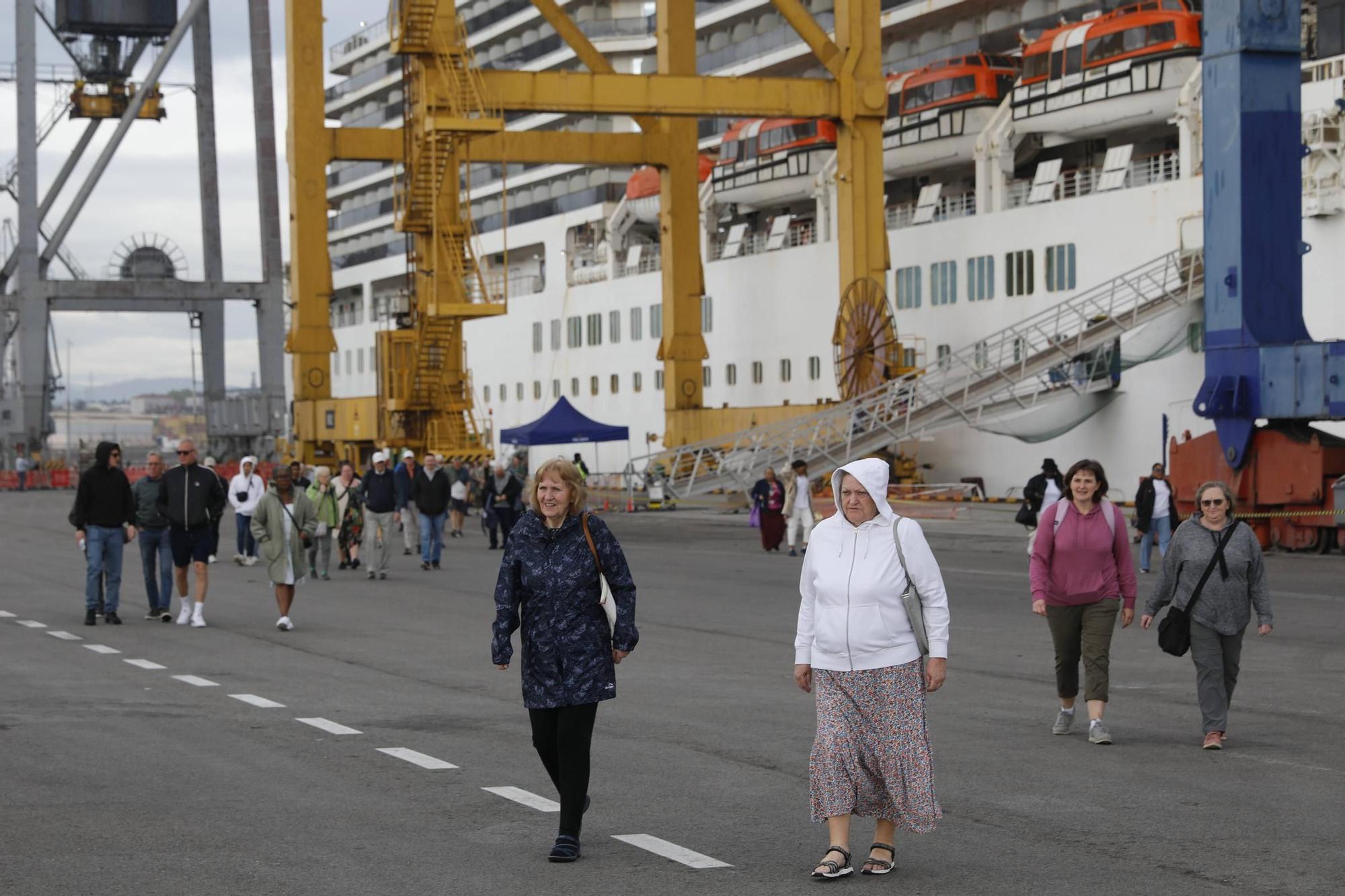 Así es el "Arcadia", el primer crucero que llegó a El Musel y hoy vuelve a Gijón (en imágenes)