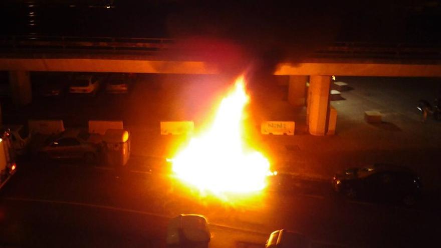 Al carrer Josep Maria Gironella van cremar tres contenidors a tocar les vies del tren a Sant Narcís. · Família Planas
