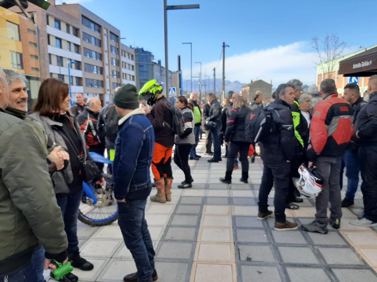 El homenaje a José Manuel Prado, "Chechu", el motero fallecido en Posada, en imágenes