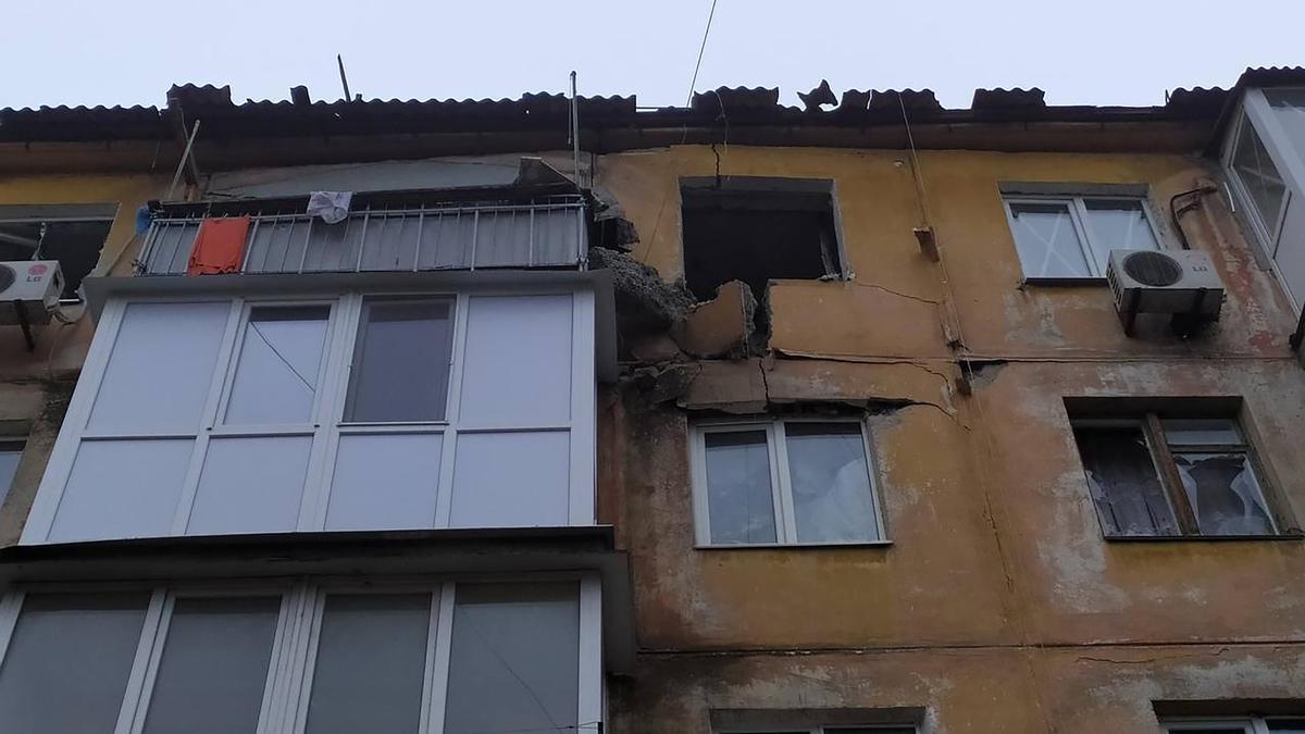 Un edifici de la ciutat de Mariúpol, a Ucraïna, bombardejat per les tropes russes