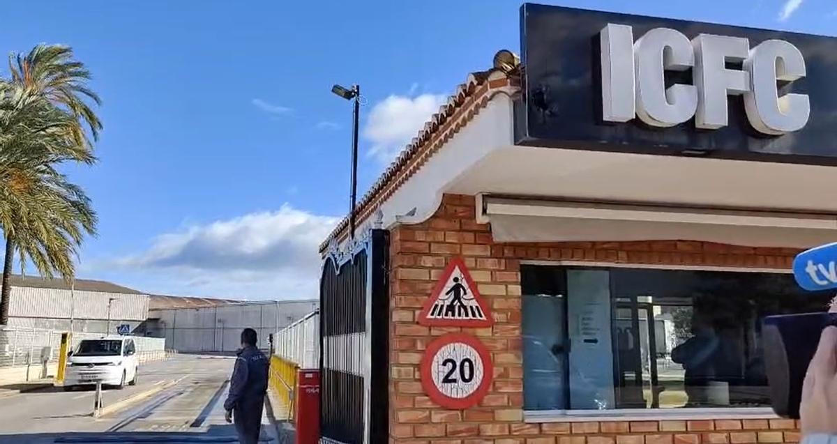 El vehículo de la consellera Marián Cano al abandonar la fábrica de ICFC.