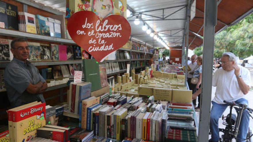 Imagen de archivo de uno de los expositores de la Feria del Libro de Málaga.