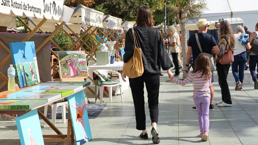 Sant Antoni celebra el Día del Artista con una feria al aire libre en el Passeig de ses Fonts