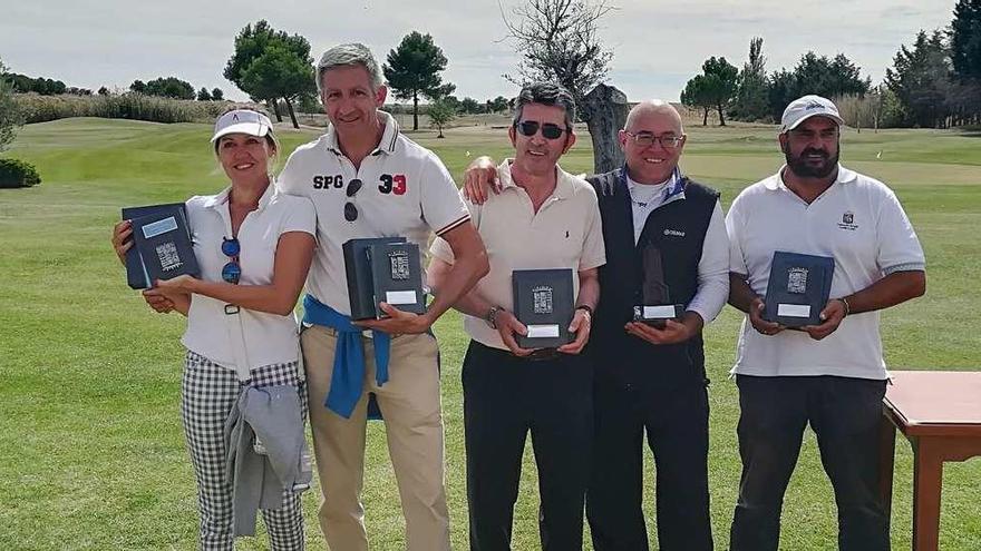 Los vencedores del torneo posan con sus trofeos.