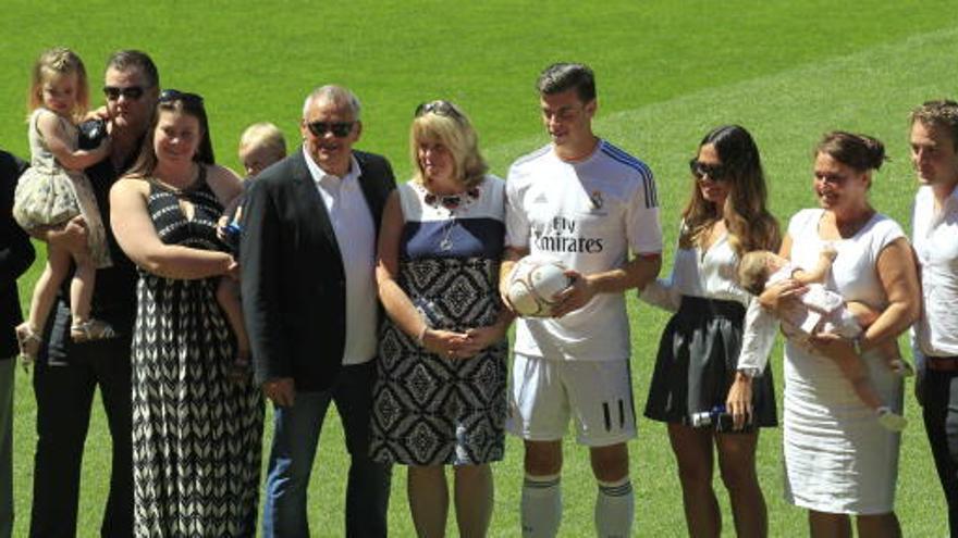 Bale junto a su familia en el Bernabéu.