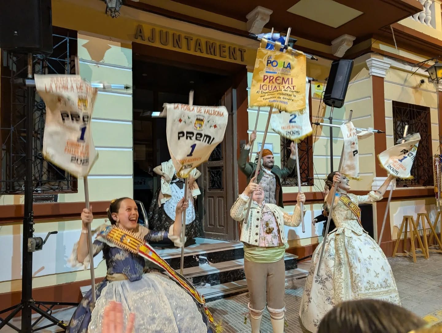 La Pobla de Vallbona entrega los premios a los monumentos de las comisiones falleras