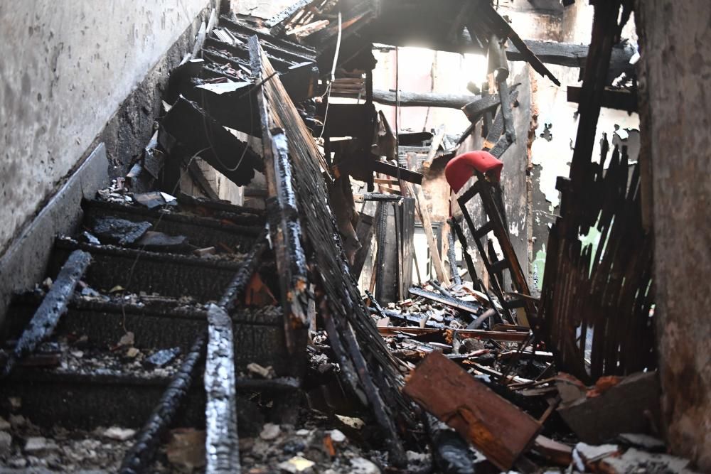 El incendio, en el número 10 de la calle San Luis, se declaró anoche y los bomberos trabajaron en la extinción de las llamas hasta la madrugada.