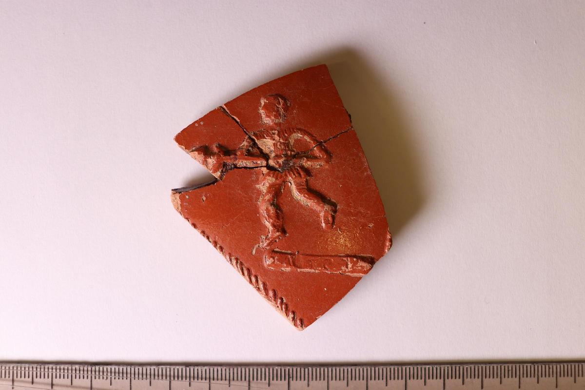 Sello intradecorativo en terra sigillata hispánica del alfarero Festus Attius.