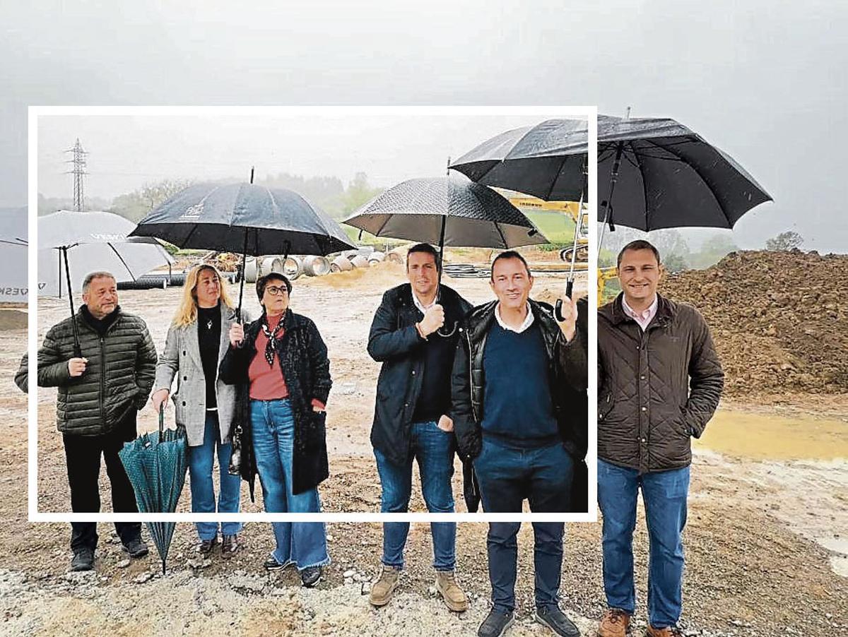 El extraño corte. El recuadro muestra cómo recortó el Principado la fotografía para excluir a Adrián Pumares en la versión que envió a los medios. Por la izquierda, Pando, Gayo, Freile, Toyos, Zapico y el excluido.