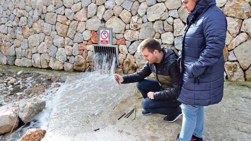 El alcalde de Binissalem tomando fotos del lugar donde vierte el emisario de la depuradora.