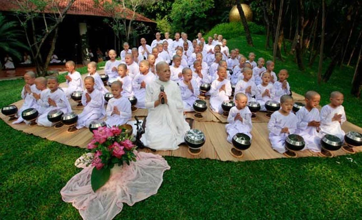 Una monja resa amb un grup de novícies tailandeses durant el festival de Songkran, que marca l’inici de l’any nou budista, al centre de meditació Sathira-Dhammasathan de Bangkok (Tailàndia).