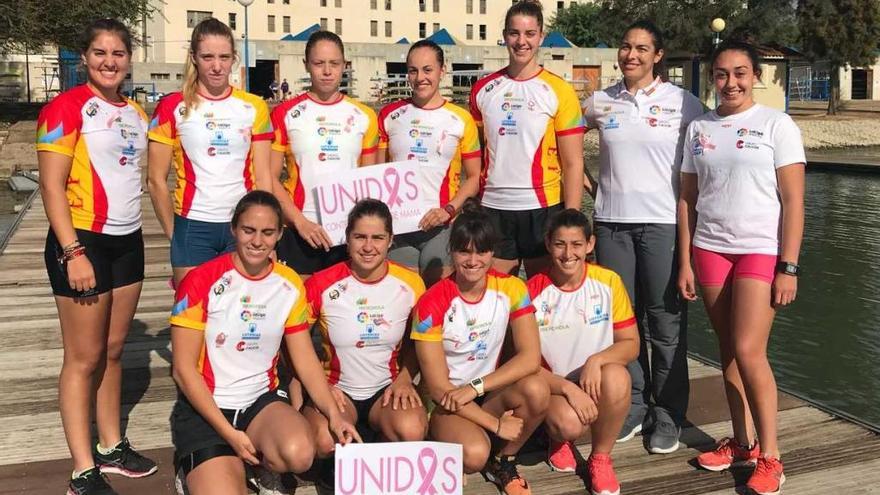 Miriam Vega -tercera por la izquierda, de pie- Sara Ouzande -tercera por la izquierda, agachada- las dos únicas palistas asturianas en el combinado nacional femenino de piragüismo