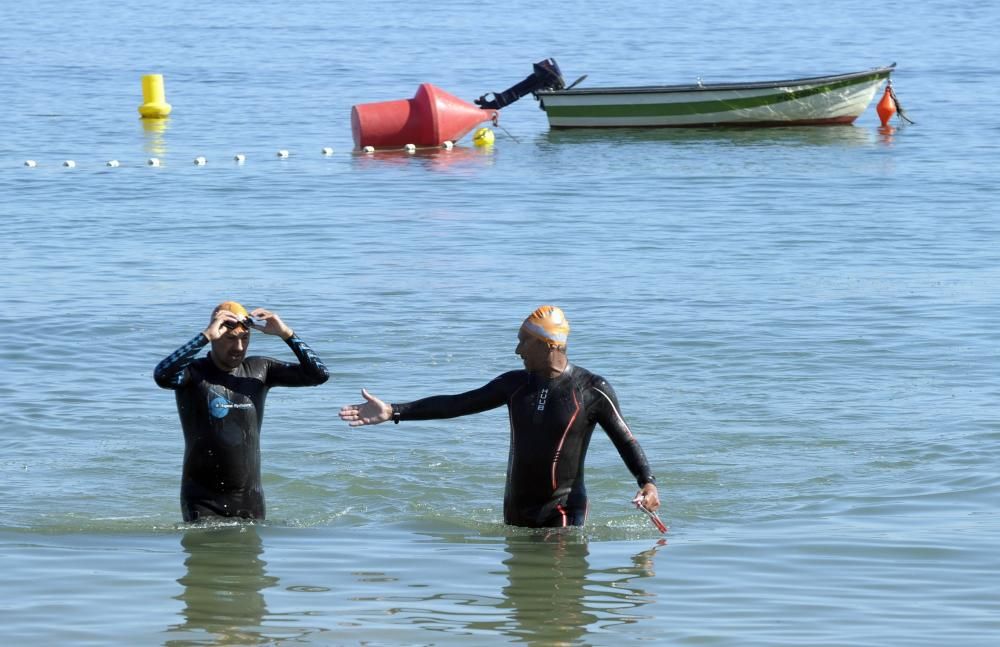 Más de 130 nadadores inauguran la Travesía Costa Oleiros