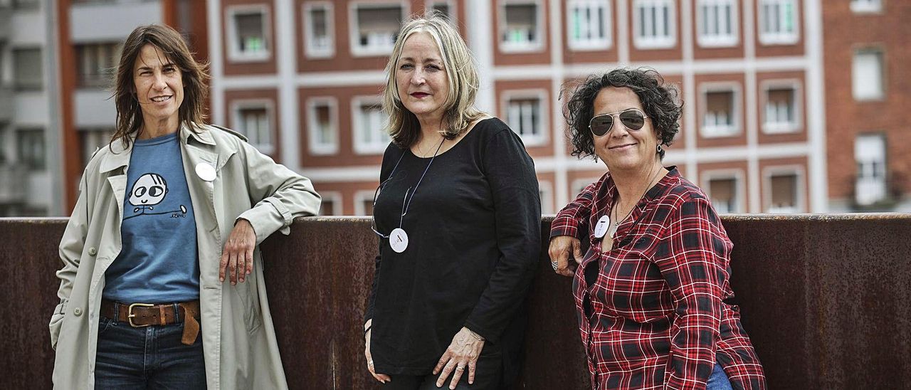 Por la izquierda Lidia Pujol, Aurora Beltrán e Inma Serrano, ayer, en Oviedo, antes del concierto en el Filarmónica. | Irma Collín | IRMA COLLÍN