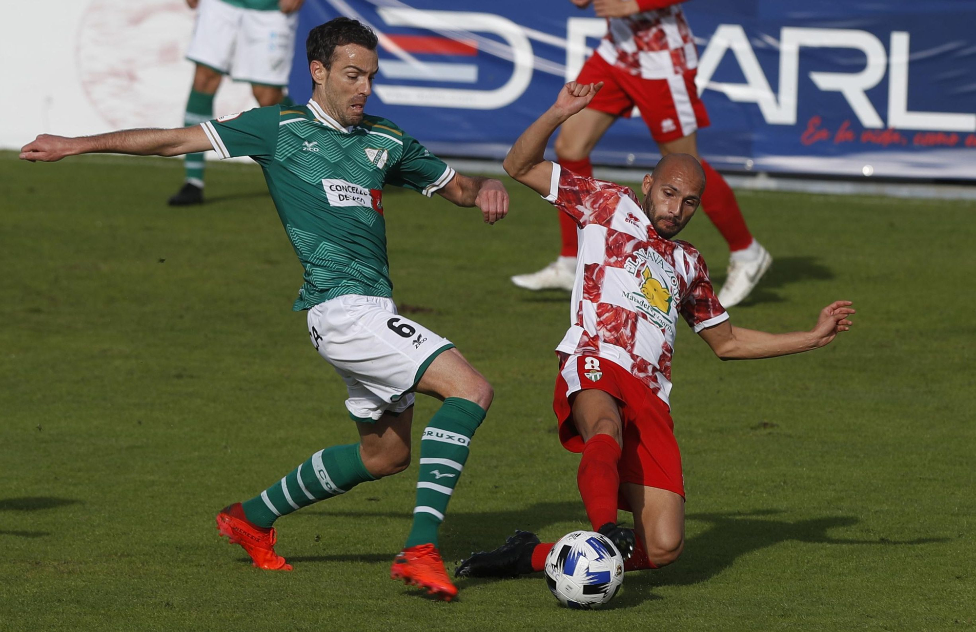 Yebra conduce el balón ante la entrada de un oponente.