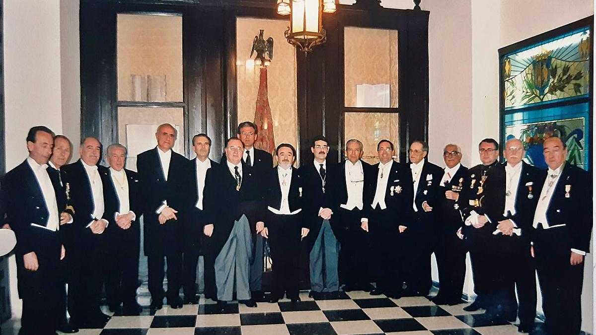 Imagen de los miembros de la Corporación en la Sala del Oriol , con Antonio Luis Galiano en el centro, Caballero Cubierto de 1996