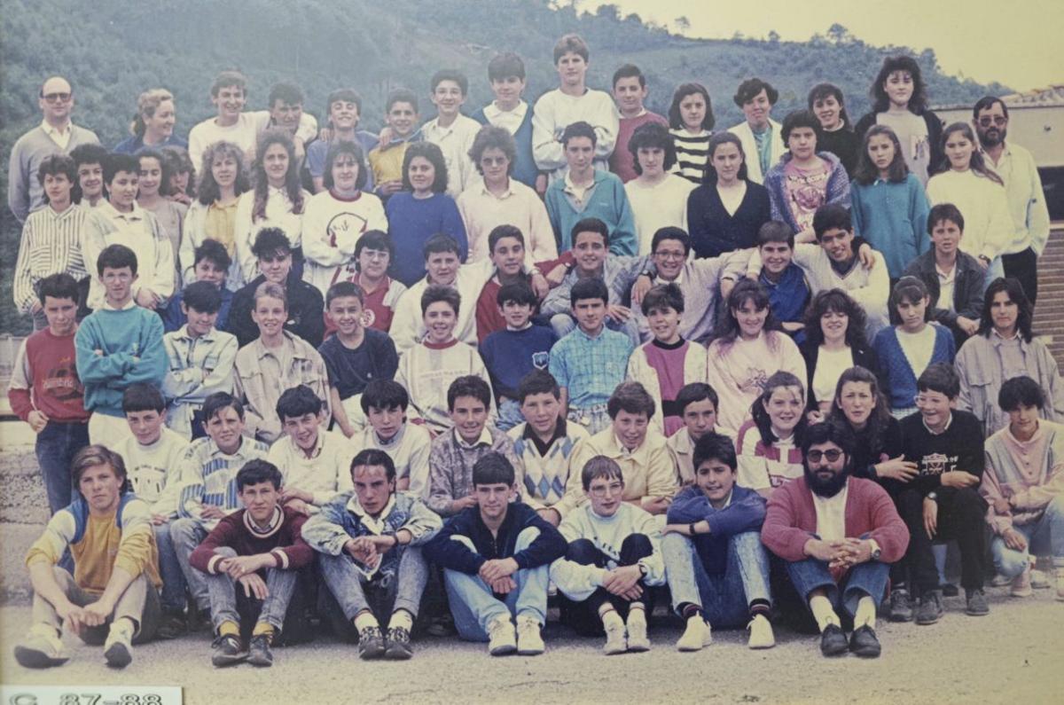 Una semeya d’escolinos y profesores na década de los años ochenta.