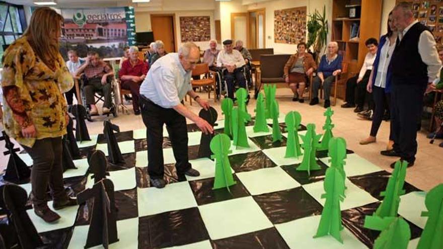 Ajedrez gigante para mayores en una residencia de Geriatros. // Bernabé/Luismy