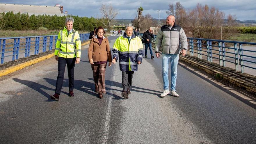El puente del Guadalquivir en Almodóvar del Río reabre al tráfico el lunes 16 de febrero tras bajar el nivel del río